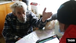 Житель Республики Алтай во время переписи населения в отдаленных регионах России, которая началась в апреле 2021 года. В большей части страны перепись начнется 15 октября
