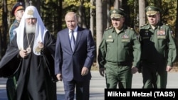 Патриарх Кирилл, президент Путин, глава Минобороны РФ Сергей Шойгу и глава Генштаба РФ Валерий Герасимов на церемонии закладки храма в Кубинке