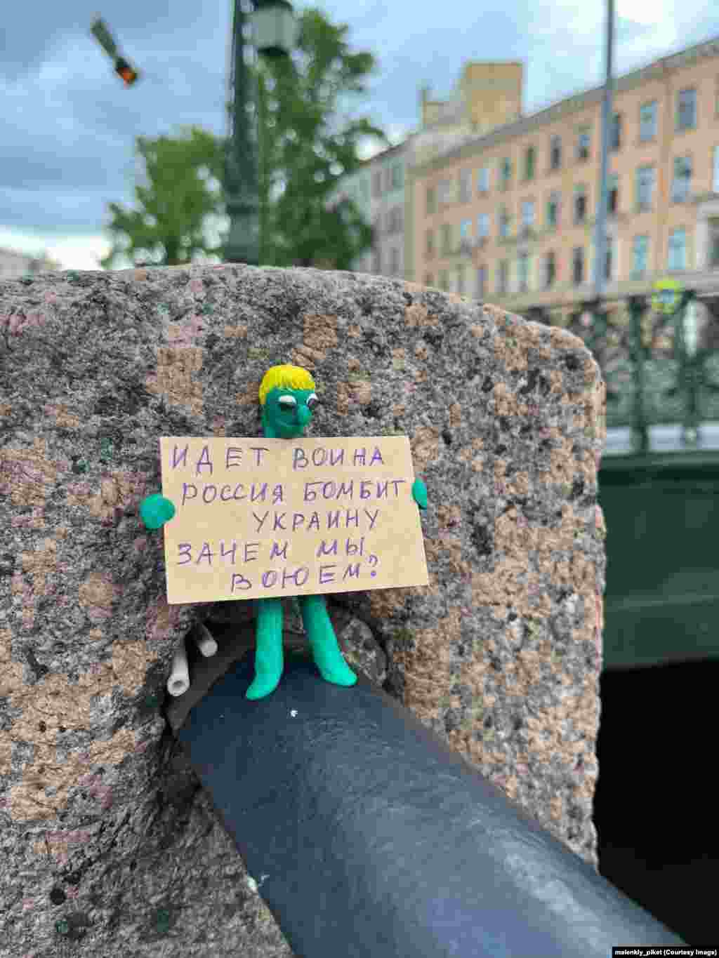Фигура, установленная рядом с одним из каналов Санкт-Петербурга, напоминает прохожим: "Идет война. Россия бомбит Украину. Зачем мы воюем?"