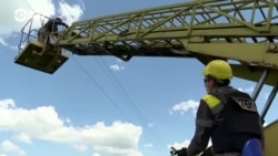 Украинские электрики чинят провода в касках и бронежилетах Украинские электрики чинят провода в касках и бронежилетах