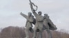 Деньги на строительство памятника собирали у местных жителей: у рабочих с каждой зарплаты забирали один рубль.
Сегодня, спустя почти 40 лет, жители Латвии снова скинулись на памятник, только теперь на снос монумента – всего за сутки на это удалось собрать большее 200 тысяч евро