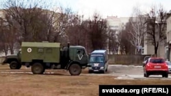 Санитарные военные российские машины около Мозырской городской больницы. Синий микроавтобус – ритуальной службы. Мозырь, Гомельская область, 28 февраля 2022 года