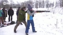 "Девочкам тут место, много профессиональных женщин-военных!" Украинские женщины учатся стрелять "Девочкам тут место, много профессиональных женщин-военных!" Украинские женщины учатся стрелять