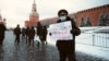 Олег Кашинцев на Красной площади в Москве 19 декабря с плакатом "Свободу Навальному! Putin is a killer!"