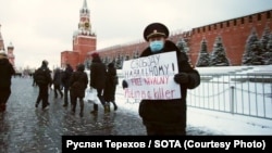 Олег Кашинцев на Красной площади в Москве 19 декабря с плакатом "Свободу Навальному! Putin is a killer!"