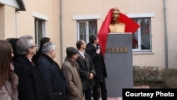 Бюст Сталина открыт в Луганске