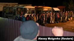 Мобилизованные в очереди перед военкоматом в сибирском городе Тара в Омской области, Россия, 26 сентября 2022 года