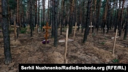 Массовое захоронение погибших военных ВСУ неподалеку от Изюма, Харьковская область, Украина, 15 сентября 2022 года