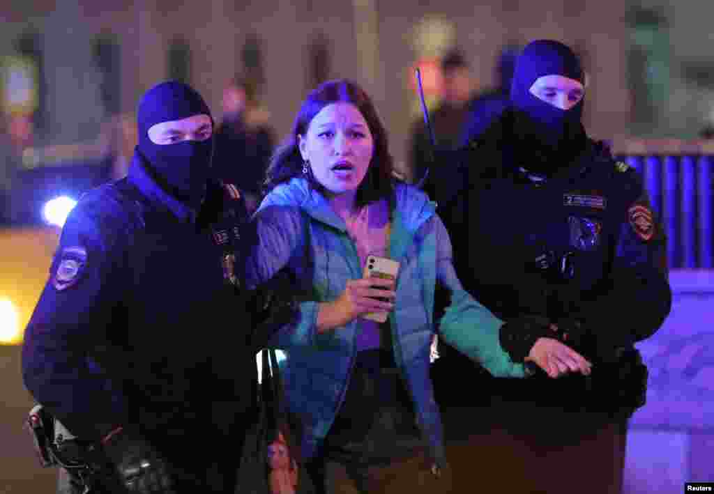 Протестующие в шествии по Москве скандировали "Нет войне" и "Путина – в окопы"