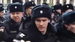 Задержанные на митинге в Москве рассказали об избиении полицией Задержанные на митинге в Москве рассказали об избиении полицией