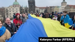 Украинцы разворачивают флаг своей страны на Карловом мосту в Праге. Чехия, 19 января 2025 года