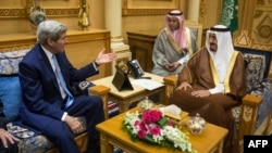Госсекретарь США Джон Керри с королем Саудовской Аравии Салманом бин Абдулазизом, октябрь 2015 года