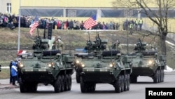 Военный парад в День независимости Эстонии в Нарве 24 февраля