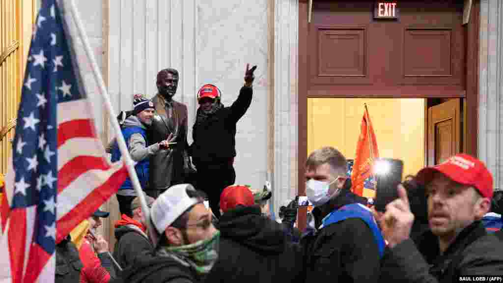 Толпа сторонников Трампа в ротонде Капитолия 