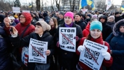 Антипрививочники в центре Киева: чего они требуют и почему держат QR-коды со ссылкой на сайт "Единой России" Антипрививочники в центре Киева: чего они требуют и почему держат QR-коды со ссылкой на сайт "Единой России"