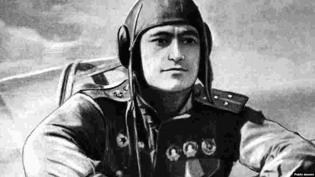 Советская авиация также интенсивно бомбила позиции немецких войск. На снимке – советский военный летчик-ас Амет-Хан Султан. Во время бомбардировок Сталинграда он был сбит и спасся с помощью парашюта. 