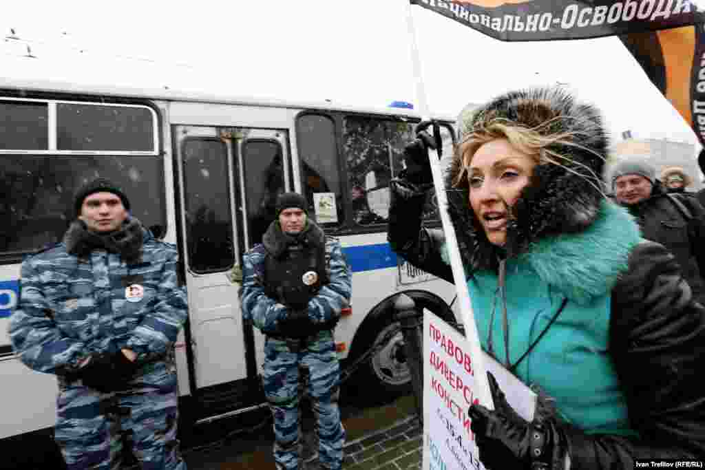 На акцию оппозиционных активистов пришли и сторонники Путина, члены так называемого "Народно-освободительного движения"