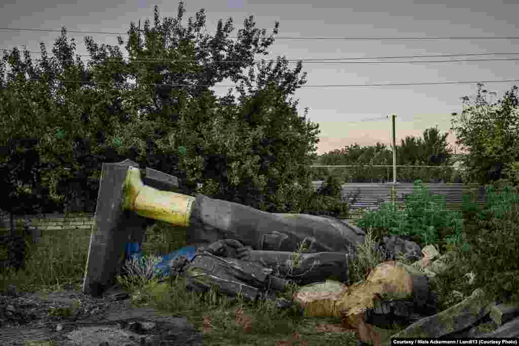 За два года "декоммунизации" в Украине снесли свыше 900 советских памятников  С центральных улиц Краматорска Ленина изгнали на окраину