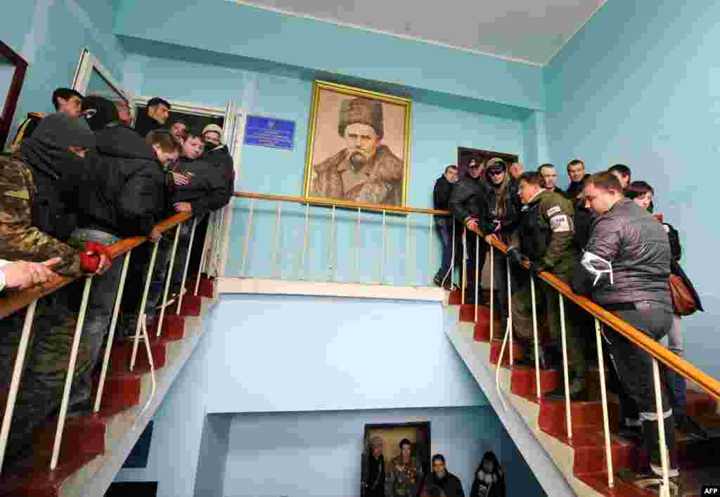 Пророссийские активисты занимают украинский штаб ВМФ в Севастополе, 19 марта 