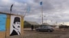 Участники акции по блокаде Крыма на КПП "Чонгар" под портретом Челебиджихана