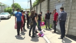 В Алматы люди ищут родных, задержанных во время акций протеста В Алматы люди ищут родных, задержанных во время акций протеста