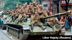 Советские солдаты на танке в центре Праги в 1968 году