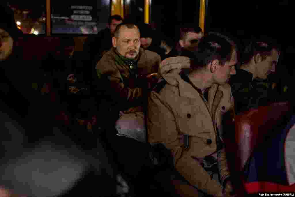 Донецк, обмен пленными между сепаратистами "ДНР" и киевскими силовиками, представители "ДНР" отпустили 16 человек. Фото Петр Шеломовский, "Настоящее время" 