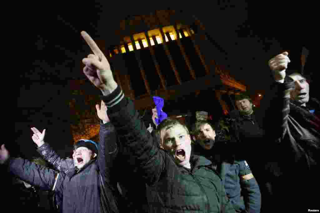 Разъяренная толпа под зданием Верховной Рады Крыма. 27 февраля 2014