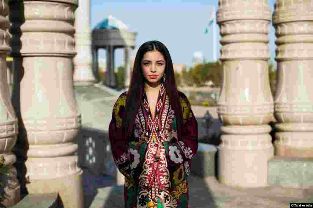 Девушка из Душанбе, Таджикистан, фотопроект "Атлас красоты" (Atlas of Beauty) Микаэлы Норок (Mihaela Noroc) 