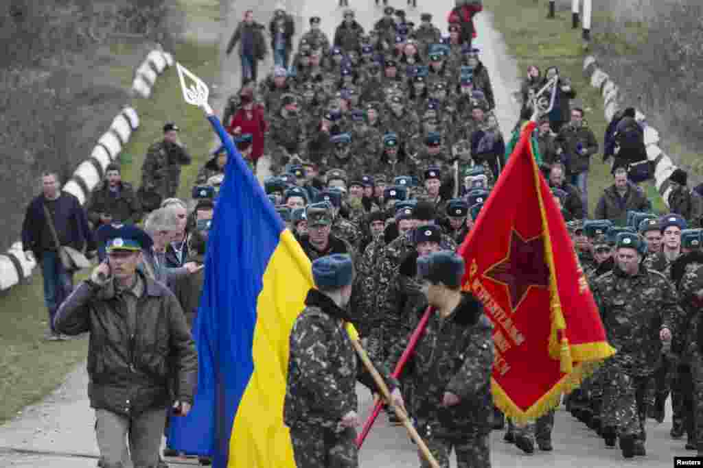 4 марта украинские военные провели «психологическую атаку» — без оружия, под боевым советским флагом Севастопольской бригады тактической авиации имени Александра Покрышкина и Государственным флагом Украины, исполняя гимн Украины, они двинулись в сторону российских военнослужащих без опознавательных знаков, которые блокировали им дорогу к воинской части, при этом российские содаты стреляли под ноги украинским военнослужащим и в воздух. В результате переговоров в течение дня удалось частично вернуть военную часть под украинский контроль.4 матра 2014 года