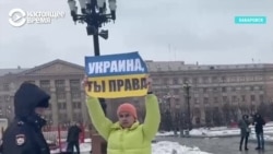 Задержания за аплодисменты и хоровод: в России полиция продолжает разгонять акции против войны с Украиной Задержания за аплодисменты и хоровод: в России полиция продолжает разгонять акции против войны с Украиной