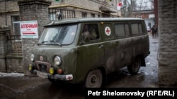 Машина "скорой помощи" при госпитале в Артемовске. 30 января 2015
