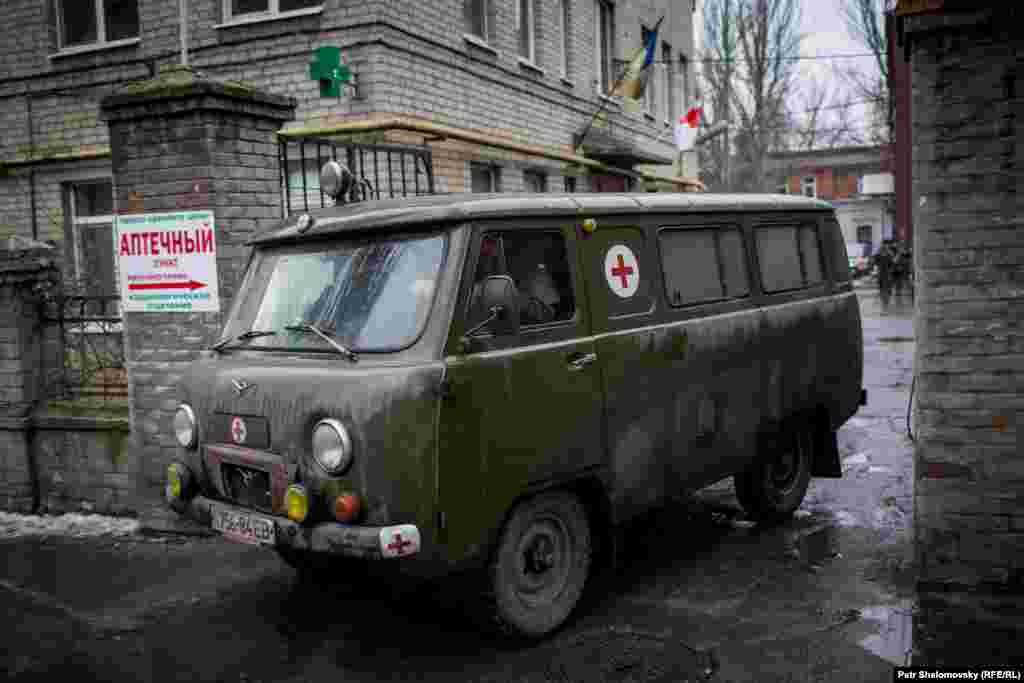 Автомобиль военной реанимации  у госпиталя в Артемьевске