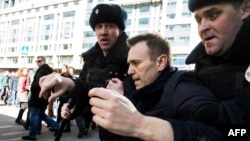 Полиция задерживает Навального на митинге 26 марта