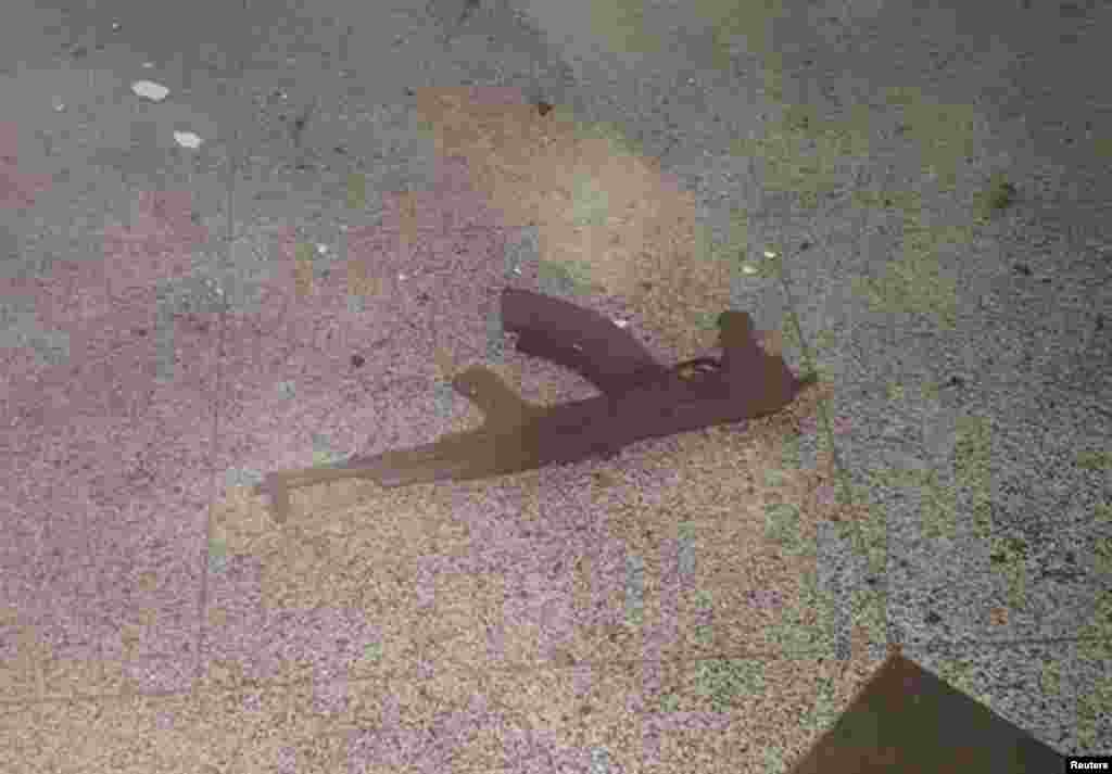 По словам министра юстиции Турции, один из нападавших открыл огонь из автомата Калашникова, после чего взорвал себя  