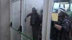 Полиция прорывается на участок для голосования в Каталонии Полиция прорывается на участок для голосования в Каталонии