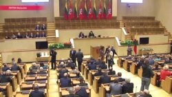 Новый парламент Литвы на первом же заседании решил сократить себя на треть Новый парламент Литвы на первом же заседании решил сократить себя на треть