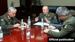 Глава Генштаба Армении Мовсес Якобян с военным атташе посольства России в Армении Евгением Булавинцевым, октябрь 2016 года