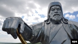 39-метровый монумент Ченгисхану в Улан-Баторе в Монголии