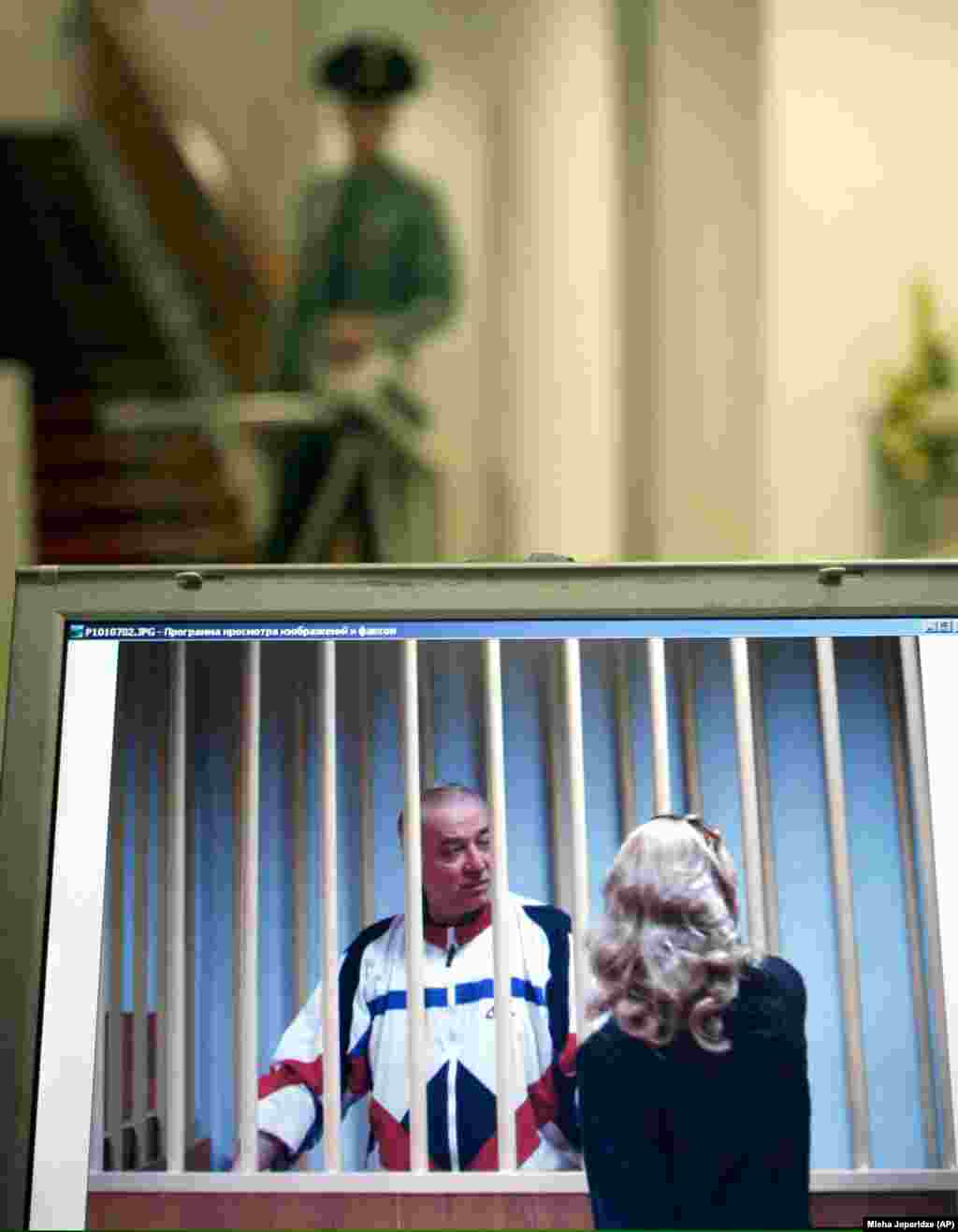 Со стороны России в обмене участвовали четыре человека. Один из них – бывший разведчик ГРУ Сергей Скрипаль. Его задержали и судили в 2006 году по обвинениям в работе на разведку Великобритании. В 2018 году, предположительно, российские сотрудники ГРУ попытались отравить Сергея Скрипаля и его дочь Юлию в городе Солсбери химическим боевым агентом "Новичок". Бывший разведчик и его дочь были на грани смерти, а в ответ на скандал несколько стран Запада выслали российских дипломатов. Москва причастность к отравлению отрицает