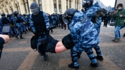 Задержания с дубинками и электрошокерами Задержания с дубинками и электрошокерами