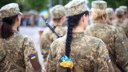 "Я уверена, что буду классно стрелять": как Минобороны Украины ставит женщин на воинский учет "Я уверена, что буду классно стрелять": как Минобороны Украины ставит женщин на воинский учет