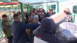 Демократические выборы или безопасность: почему на кыргызско-казахской границе все еще не пропускают людей Демократические выборы или безопасность: почему на кыргызско-казахской границе все еще не пропускают людей