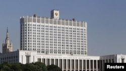 Здание правительства "Белый дом" в Москве