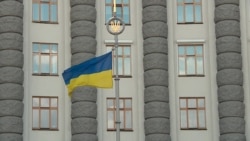 Год назад в Украине приняли закон о языке, но теперь его меняют Год назад в Украине приняли закон о языке, но теперь его меняют