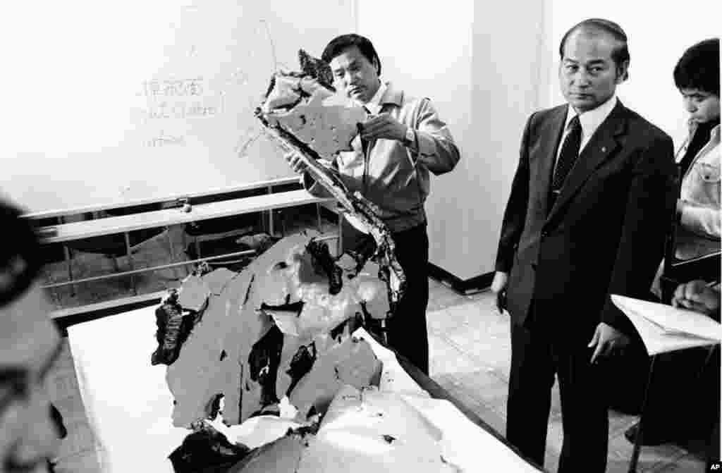 В сентябре 1983 года пассажирский самолет авиакомпании Korean Airlines, летевший из США в Сеул, сбился с курса и залетел в воздушное пространство СССР. Опасаясь того, что это может быть американский самолет-шпион, советское командование приказало поднять в воздух истребители. После предупредительных выстрелов советский истребитель-перехватчик Су-15 сбил самолет ракетой. Его обломки упали в море. Все 269 пассажиров и члены экипажа "Боинга-747" погибли. На фото – сотрудники южнокорейской прокуратуры изучают обломки сбитого авиалайнера  