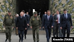 Владимир Путин, министр обороны России Сергей Шойгу, глава Генштаба Валерий Герасимов и другие чиновники на учениях "Запад-2021"