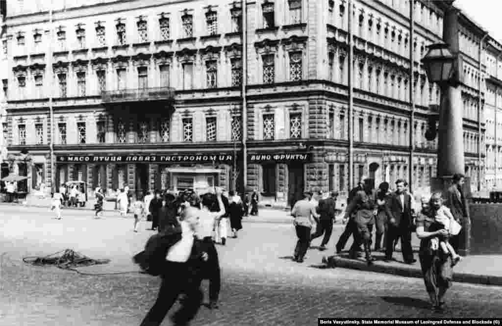 Борис Васютинский. На Чернышевой площади (сейчас – площадь Ломоносова) во время воздушной тревоги 11 июля 1941 года. Военный корреспондент Васютинский снимал блокаду, действующую армию, партизанские отряды. В семье фотографа хранится конверт, который он носил с собой: "Всем, кто найдет этот конверт, просьба переправить его в ТАСС"