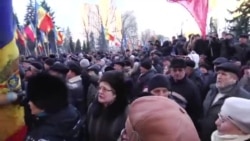 Протестующие окружили здание парламента Молдовы Протестующие окружили здание парламента Молдовы