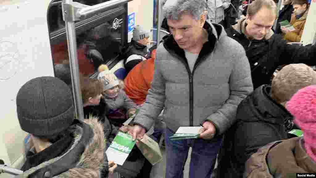 Немцов раздаёт листовки оппозиционного марша "Весна" в Московском метро. Февраль 2015 
